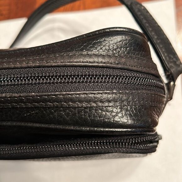 Hunting World Black Leather Crossbody Bag - Picture 13 of 14